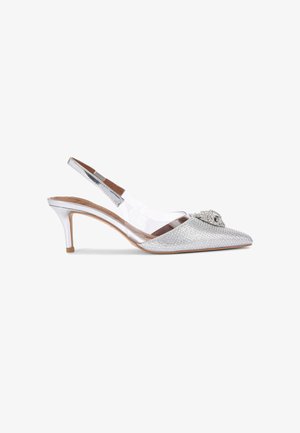Scarpa con tacco alto slingback argentata con punta affusolata, arricchita da tessuto testurizzato e un dettaglio decorativo di strass. Cinghia trasparente.
