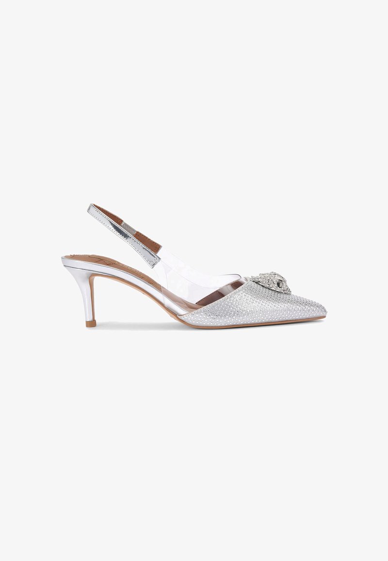 Zilveren slingback hoge hak schoenen met een spitse neus, versierd met textiel en een decoratieve strass detail. Translucente band.