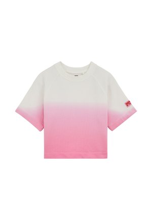 Felpa a maniche corte con sfumatura bianca e rosa, girocollo e etichetta rossa sulla manica sinistra, su sfondo bianco.