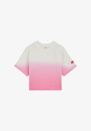 Biała i różowa gradientowa bluza z krótkim rękawem, okrągłym dekoltem i czerwoną metką na lewym rękawie na białym tle.