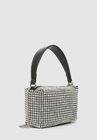 Borsa rettangolare con manico in pelle nera, rivestita di strass argentati, con un accento in catena metallica per ulteriori opzioni di trasporto.