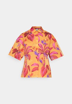 Chemise à manches courtes en tissu orange avec un motif floral vif dans des tons de rose et de violet, dotée d'un col et d'une fermeture à boutons.