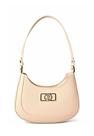 Sac à bandoulière en cuir beige à forme incurvée et bandoulière réglable, doté d'un fermoir doré avec un emblème décoratif.