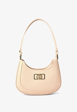 Bolso de hombro de cuero beige con forma curva y correa ajustable, que presenta un broche de tono dorado con un emblema decorativo.