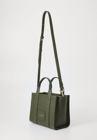 Groene leren handtas met een gestructureerd ontwerp, dubbele bovenhandvatten en een afneembare schouderriem. Textuuroppervlak met gouden hardware accenten.