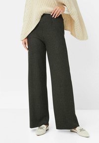 BRAX STYLE LILLYTH FLARED - Stoffhose - black