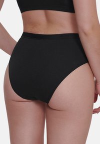 Boxer neri a vita alta realizzati in morbido cotone, con un design senza cuciture e una cintura elastica. Dettaglio logo discreto lungo la banda.