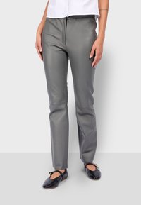 Grijze leren broek met een slim fit, met een gladde textuur en een vlakke voorkant. Gestyleerd met zwarte ballerina's, die een minimalistisch ontwerp benadrukken.