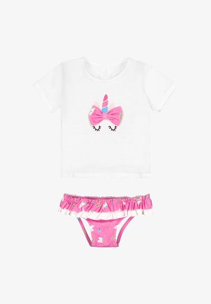 Top blanco de manga corta con cara de unicornio y lazo rosa, combinado con pantalones de bikini rosas con volantes y estampados de unicornios y arcoíris.