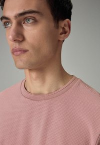 Next TEXTURED REGULAR FIT - T-Shirt basic - pink