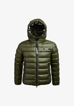 Olivgrüne gesteppte Pufferjacke mit Kapuze, Frontreißverschluss, mit Reißverschluss versehenen Seitentaschen und "JACKIT"-Logo auf der Brust und am Reißverschluss.