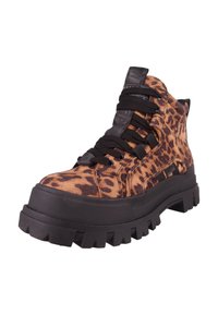 Tenisi de tip high-top cu imprimeu leopard, cu șireturi negre și talpă groasă. Fabricat dintr-un material moale, având un finisaj texturat și accente negre contrastante.