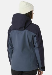Vandafvisende jakke med tofarvet design i mørkeblå og lyseblå, med en blød hætte og justerbare manschetter.