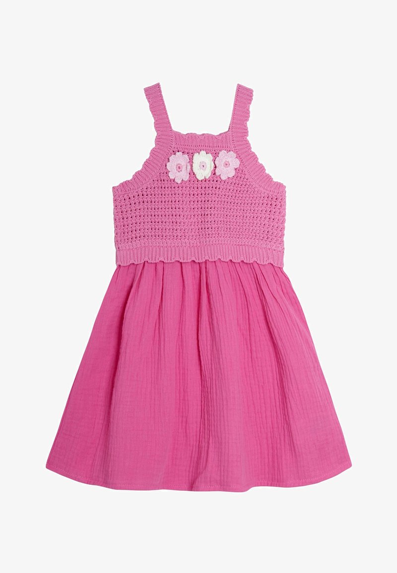 Roze haljina s kukičanim bodicem ukrašenim cvjetnim detaljima i tekućom, strukturiranom suknjom. Prisutne su podesive naramenice.