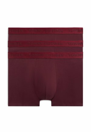 Trzy bordowe bokserki męskie ułożone w stos, każde z markowanym paskiem z napisem „TOMMY HILFIGER” w wypukłych literach.