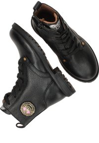 Zwarte leren enkellaarsjes met textuurafwerking, vetersluiting aan de voorkant en een decoratieve patch met kralenborduursel aan de zijkant. Rubberen zool.