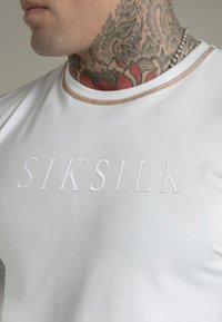 SIKSILK MUSCLE  - Apdrukāts T-krekls - white