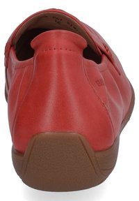 Rote Leder Slipper mit abgerundetem Rücken, glatter Textur, minimaler Naht und einer tanfarbenen Gummisohle. Hat ein dezentes Logo im Inneren.