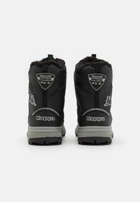 Schwarze wasserdichte Stiefel mit Kunstfellfutter, ausgestattet mit einer grauen Sohle, Kappa-Branding und strapazierfähigem Profil für gute Traktion.