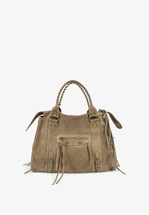 Sac à main en suède marron avec des poignées tressées, poche zippée à l'avant, lanières décoratives avec boucles, et détails à franges sur les côtés et la tirette.