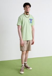 Obey Clothing RISE ABOVE RIBBON - T-shirts print - cucumber