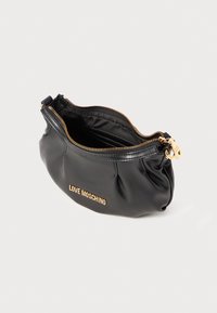 Melns mākslīgās ādas maisiņš ar krokām, zelta detaļām un augšējo rāvējslēdzēju. Priekšpusē ir "LOVE MOSCHINO" zelta logotips.