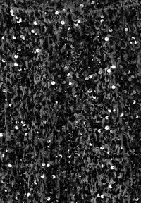 Svart paljettstoff med tallrike runde, glitrende paljetter i varierende størrelser, som skaper en teksturert overflate med reflekterende egenskaper.