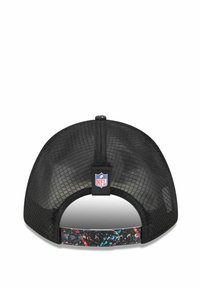 Schwarze Mesh-Cap mit einem bunten Spritzmuster und einem verstellbaren Riemen sowie einem NFL-Logoschild auf der Rückseite. Runder Knopf oben.