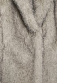 Material din blană sintetică gri deschis, cu o suprafață moale, texturată și o ușoară strălucire; prezintă modele neregulate și o cădere lină, fluidă.