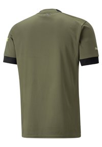 Olivově zelené sportovní tričko s černými akcenty, krátké rukávy, kulatý výstřih a texturovaná tkanina. Na zádech je logo a text "Sempre Milan".