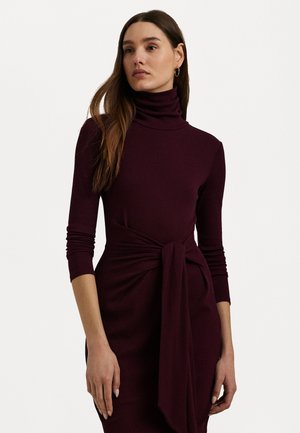 TIE-FRONT TURTLENECK DRESS - Strikket kjole - pinot noir
