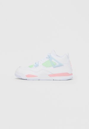 Hvit atletisk joggesko med pastelgrønn mesh, lyseblå detaljer og rosa såledetaljer vist i sideprofil på hvit bakgrunn.