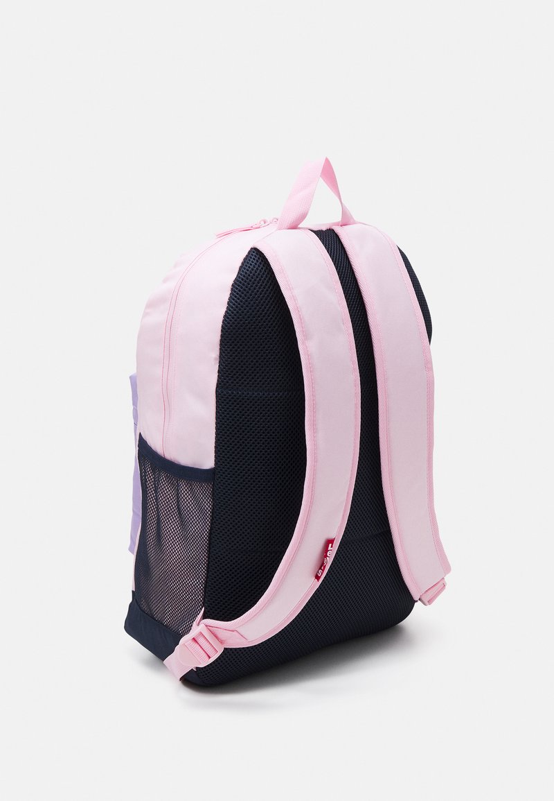 Sac à dos bleu et rose avec un corps en tissu doux, poche latérale en mesh, bretelles rembourrées et poignée supérieure pour un transport facile. Fermeture éclair.