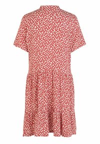 Czerwona sukienka z krótkim rękawem z białym wzorem liści, z kołnierzykiem i marszczonym, warstwowym dołem, który dodaje objętości i tekstury.