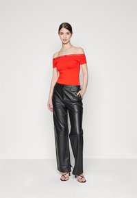 Calvin Klein Jeans LOGO ELASTIC BARDOT TOP - Triko s potiskem - fiery red