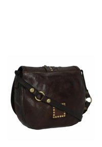 Braune Leder-Crossbody-Tasche mit runder Form, verziert mit Messingnieten, einer strukturierten Oberfläche und einem verstellbaren Tragegurt.