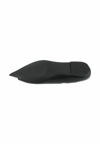 Chaussure plate noire à bout pointu avec une finition lisse. Elle dispose d'une semelle texturée et d'un petit talon pour plus de stabilité. Composition en matériau flexible.
