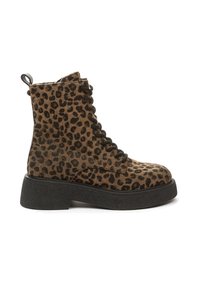 Botas de tobillo con estampado de leopardo, hechas de un textil de pelaje sintético texturizado, con cordones negros, una suela negra gruesa y una lengüeta en la parte trasera.