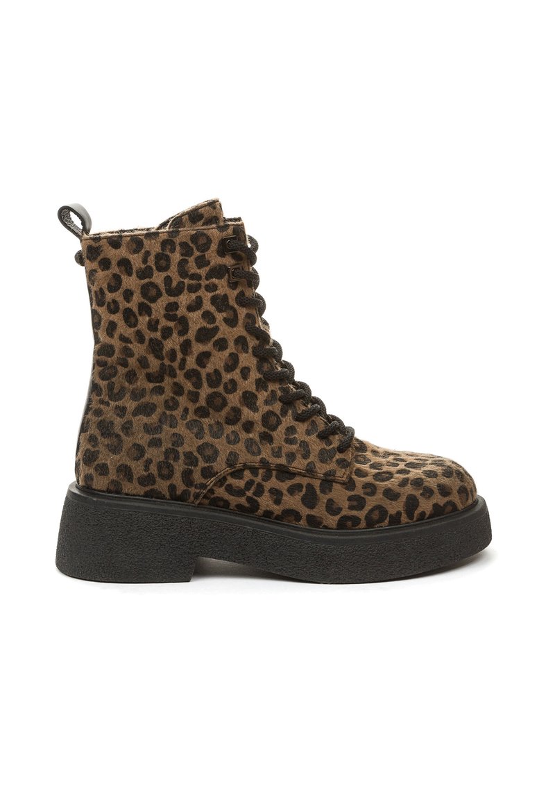 Botas de tobillo con estampado de leopardo, hechas de un textil de pelaje sintético texturizado, con cordones negros, una suela negra gruesa y una lengüeta en la parte trasera.