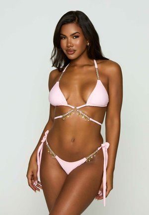 Bikini rosa con top a triangolo, adornato con accenti metallici e dettagli simili a gemme sulle spalline, e parte inferiore con legature laterali e decorazioni decorative.