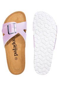 Lila Riemensandalen aus synthetischem Material mit einer silbernen Schnalle, Kork-Innensohle und strukturiertem weißen Gummiaußensohle.