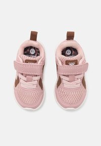 Rosa mesh sneakers med brune detaljer, innfelt med borrelås og teksturerte snorer. Hvit gummisåle og leopardmønstret fôr. Størrelse 19.