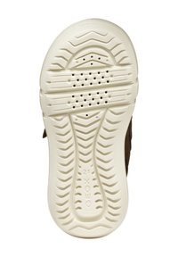 Semelle en caoutchouc blanche avec motifs de grip texturés et trous de ventilation, avec une partie supérieure marron pour un design intégré.