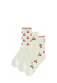 Tre par vita bomullssockor med röda körsbärsmönster och ribbade toppar med röda ränder. Sockarna har en mjuk textur och är ankelhöga.