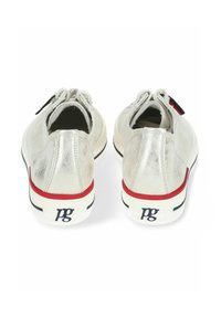 Srebrne metaliczne sneakersy z czerwonymi akcentami, o gładkiej fakturze, zaokrąglonym kształcie i detalach z logo na białej podeszwie.