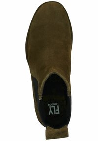 Stivale alla caviglia in suede marrone con pannelli elastici, punta arrotondata e logo distintivo sulla soletta. Presenta una texture liscia e dettagli minimi.