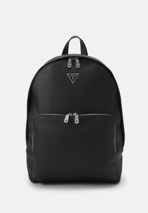 Sac à dos noir en matériau texturé avec une forme arrondie. Présente une poche zippée à l'avant, des doubles zips et un accent de logo triangulaire.
