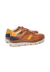 Scarpe in pelle marrone con un design a rete, dettagli gialli e blu navy, cuciture decorative, suola testurizzata e un design casual con lacci.