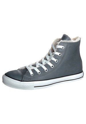 Baskets montantes grises avec des lacets blancs et une semelle blanche, présentées de côté sur un fond blanc uni.