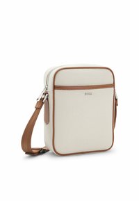 Sac bandoulière compact beige avec bordure marron, poche avant, fermetures éclair argentées et sangle en tissu marron réglable.